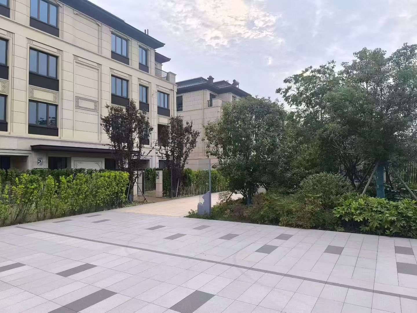 滁州 芝麻白与芝麻白搭配铺装，尺寸1200*600